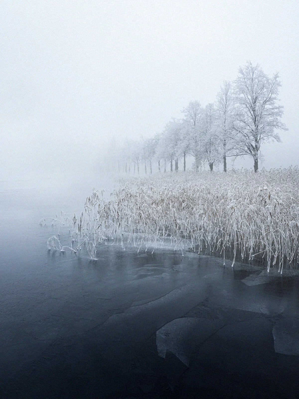 Edge of Silence, a minimal fine art landscape photograph from the Harmonia collection by Mikko Lagerstedt.
